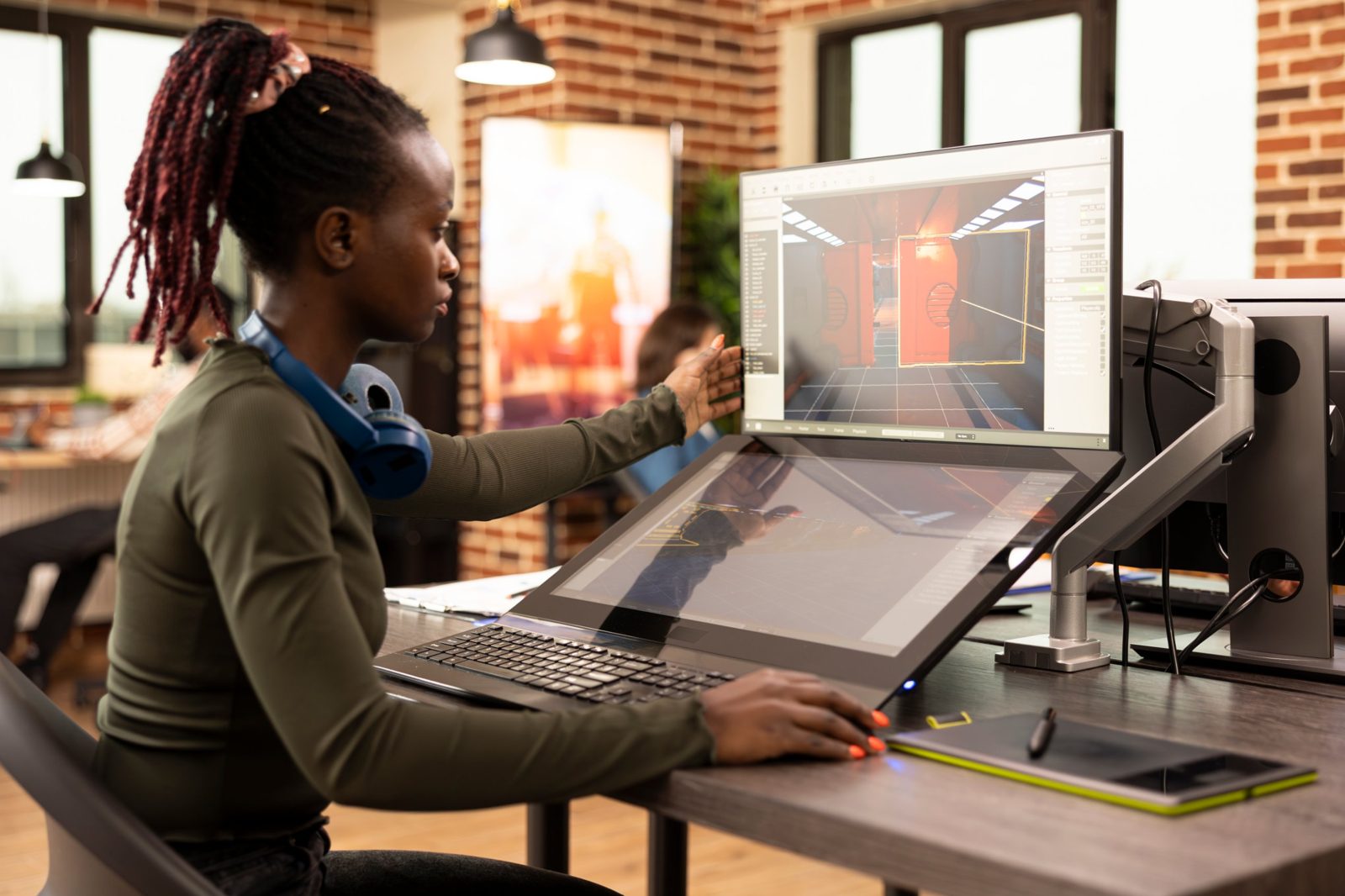 Graphiste d'IMAA SOLUTIONS travaillant sur une scène 3D